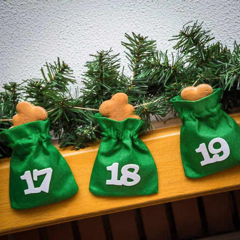 1 szt. Kalendarz adwentowy woreczki jutowe 12 x 15 - zielone + białe numery - obrazek 2